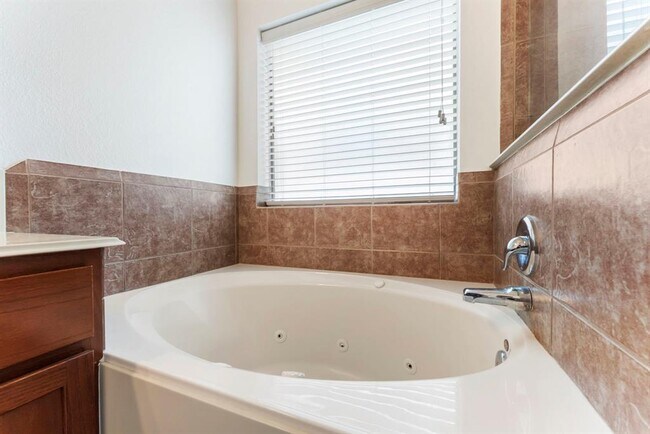 Building Photo - 28519 Lockeridge View Dr