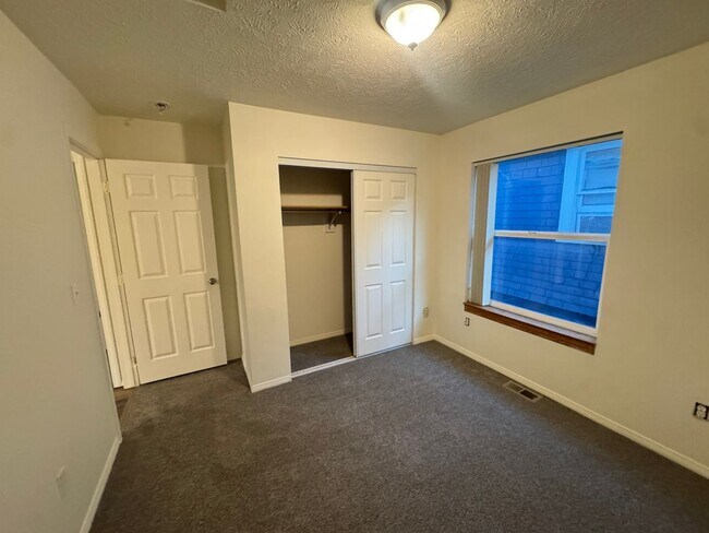 Building Photo - 807 E Mission Ave