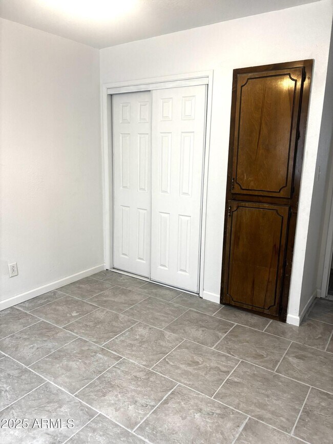 Building Photo - 2135 Hohokam Dr