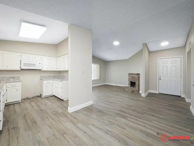 Building Photo - Cozy 3 Bedroom Home at White Ln. & Stine rd.