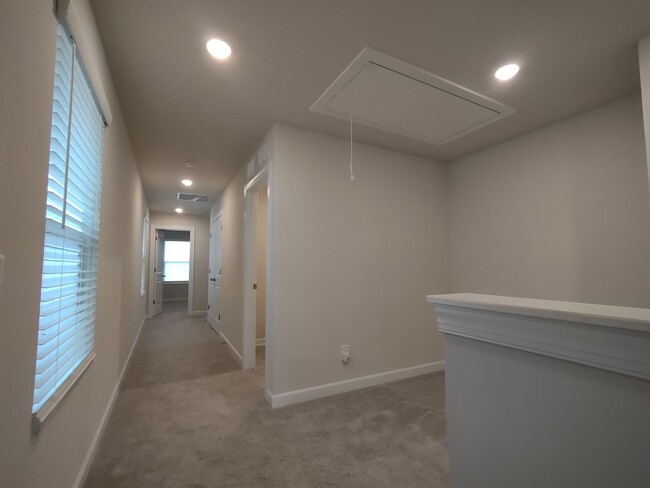 Building Photo - Beautiful, move in ready home in the Commu...