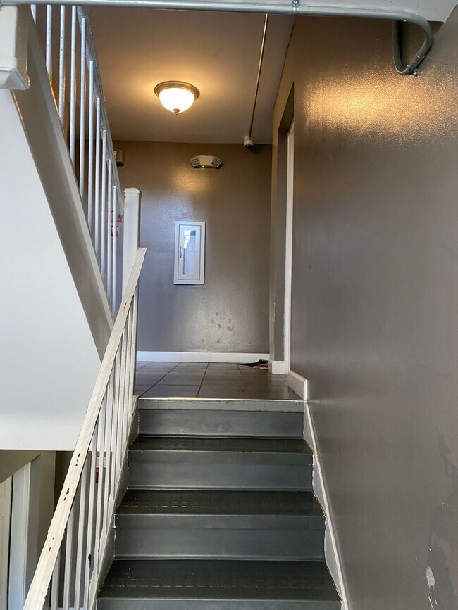 Building Photo - 2bd/1ba garden apartment; 706 sq.ft. $1400 plus util