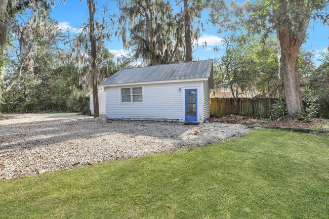 Building Photo - 3/1 historic Thunderbolt bungalow