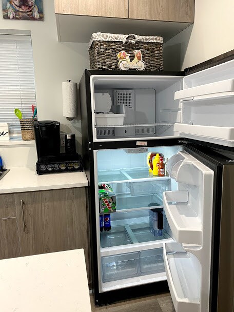 Fridge w/icemaker - 412 E Nunnally St