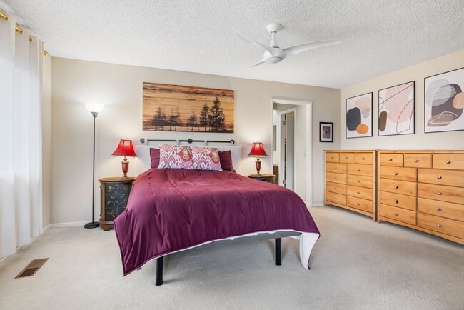 Building Photo - Breathtaking views of Hood Mountain and Su...
