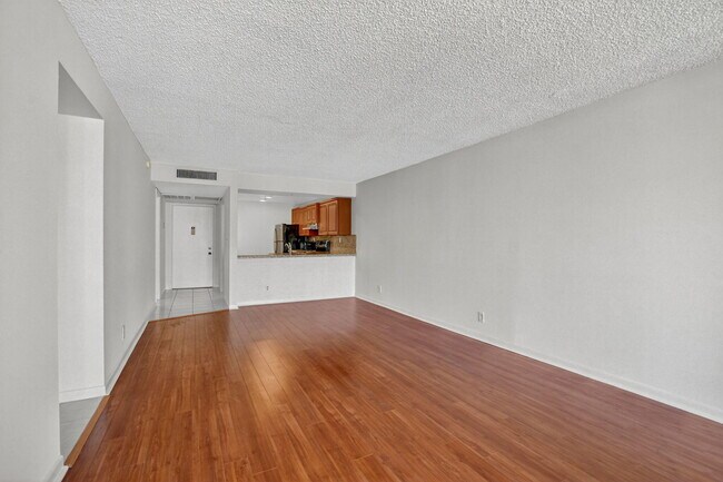 Building Photo - 11 Royal Palm Way