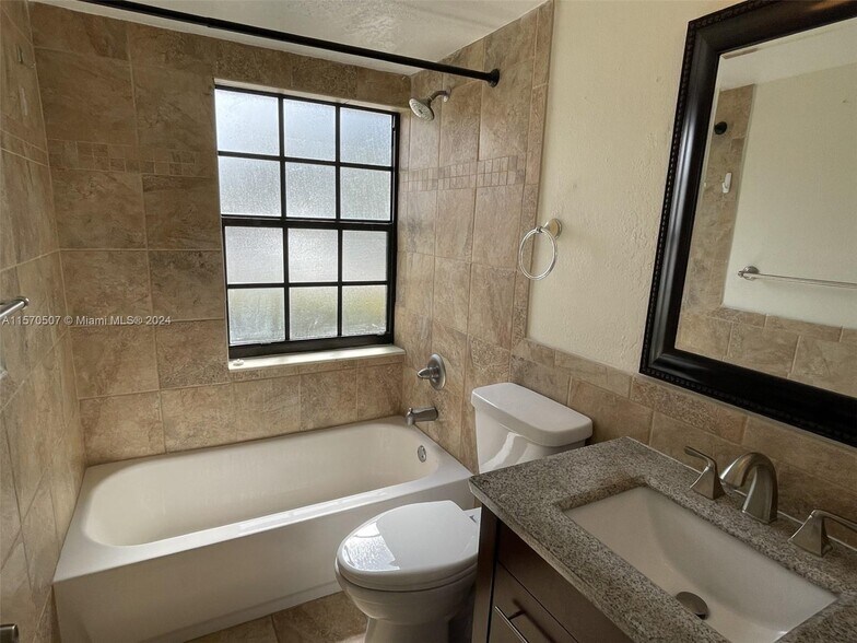 Building Photo - 2642 Riverside Dr