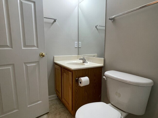 Building Photo - UPDATED TOWNHOUSE IN FREDERICKSBURG - CLOS...