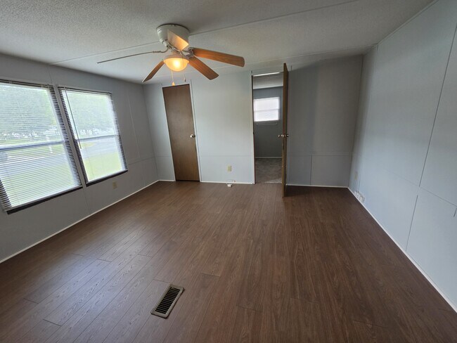 Building Photo - 105 Colonial Ct