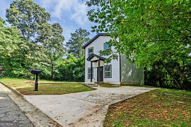 Building Photo - 2741 Village Green Dr