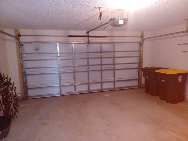 Building Photo - Large 3 BR 2 BA Rental in Desirable Area