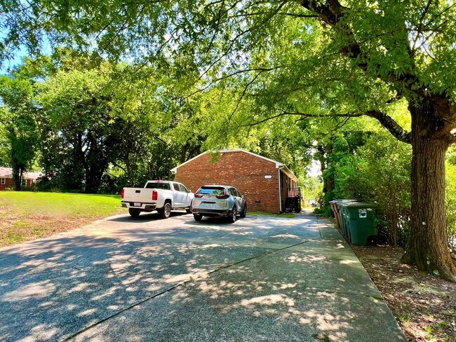 Building Photo - Three-Bedroom, Two Bathroom at Hill Street Duplex