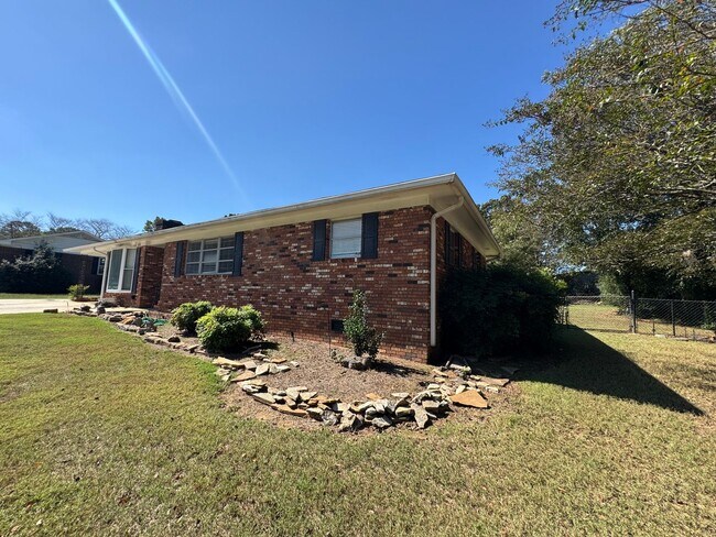 Building Photo - Nice Brick 1/1 with bonus rooms in Silver ...