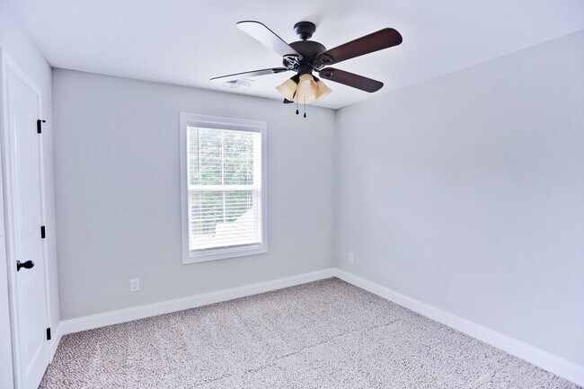 Building Photo - 208 Liam Ct