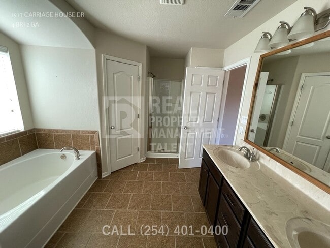 Building Photo - 1917 Carriage House Dr