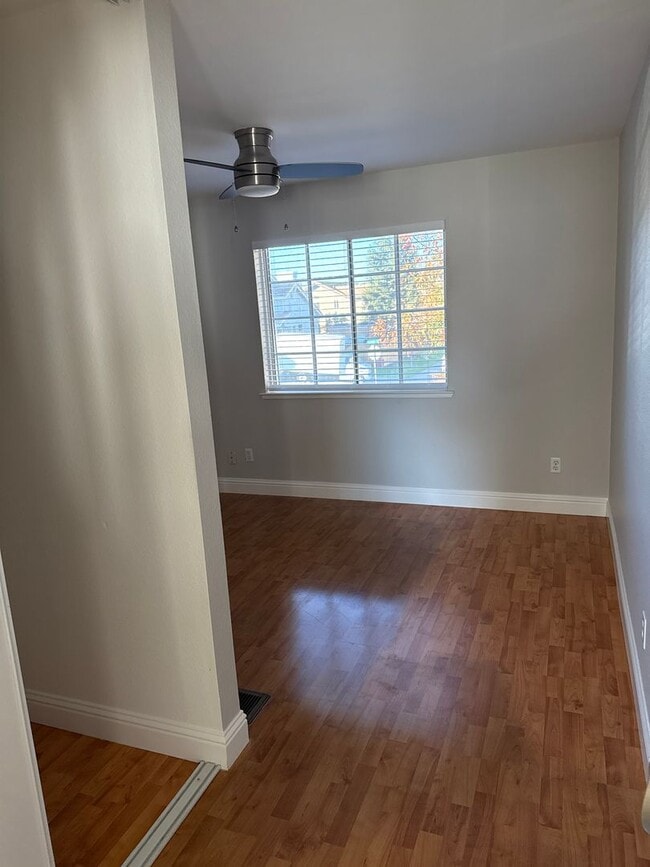 Building Photo - Great location