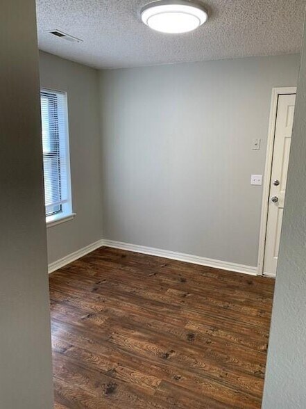 Building Photo - 4006 Watkins Ave