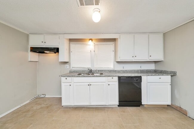 Building Photo - Limited-Time Promo! Get $250 OFF Your First Month's Rent! Renovated 3BR/2BA Tuscaloosa Gem with L...