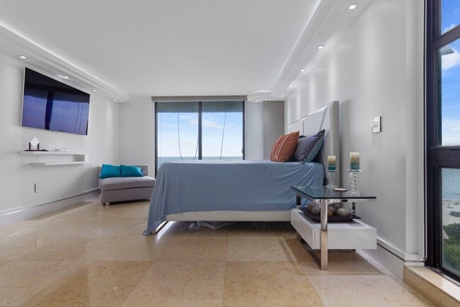 Building Photo - 6061 Collins Ave