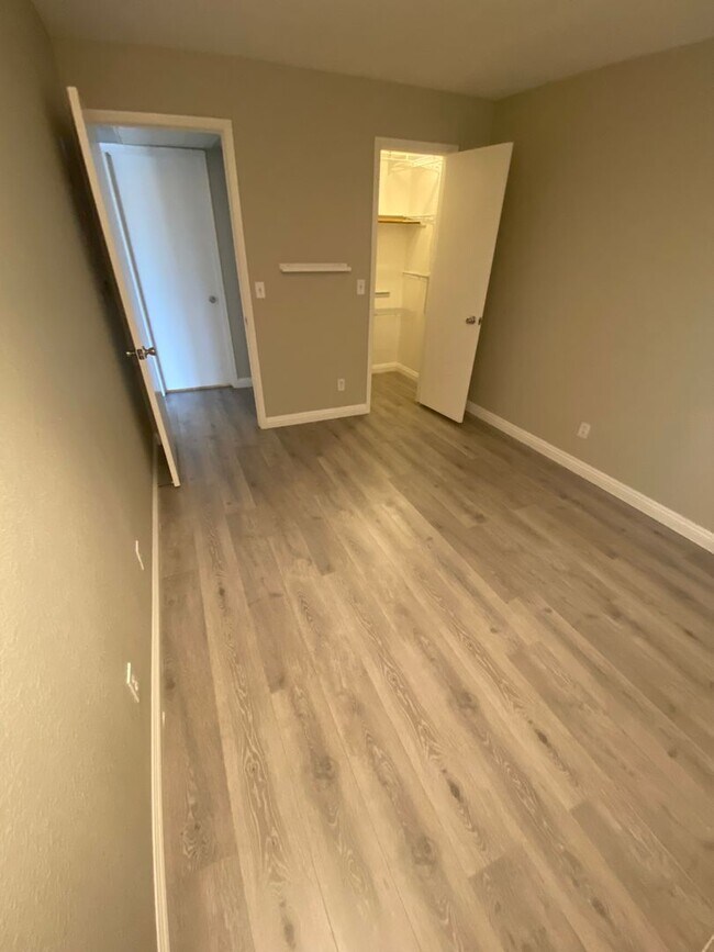 Building Photo - AMERICANA Property Mgmt - 1 bed Condo in Gated Community near The Strip