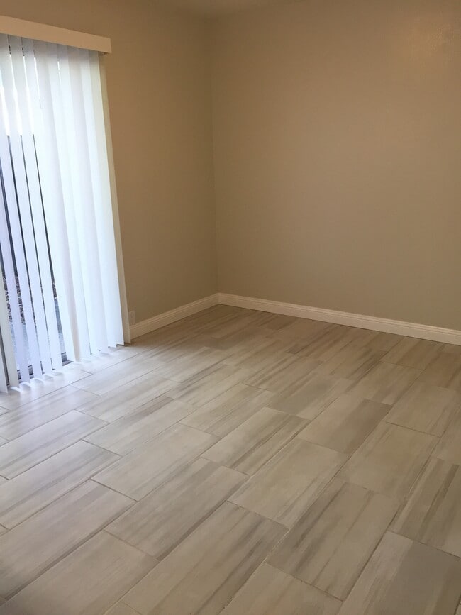 Building Photo - 1575 Drake Dr