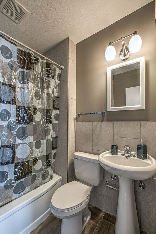 Building Photo - Newly Remodeled 1 Bed, 1 Bath House in Tre...