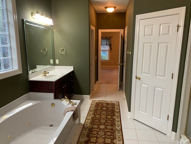 Master Bath - 208 Thoreau Ct