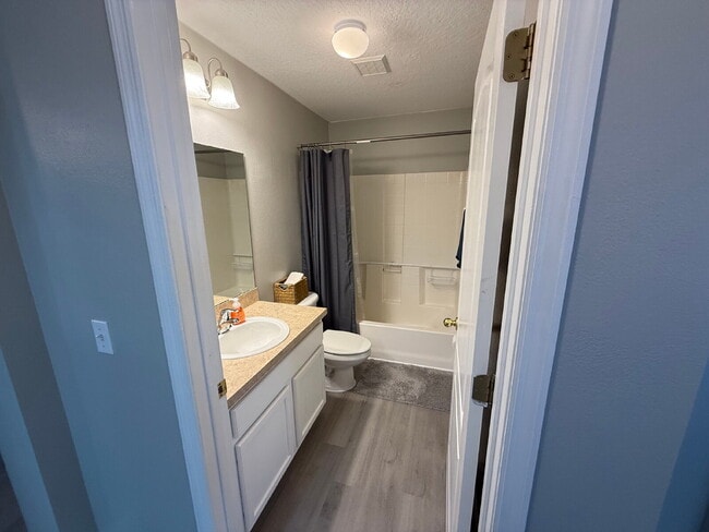 Building Photo - "Spacious 3-Bedroom Retreat with Bonus roo...