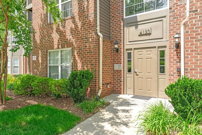 Building Photo - Monument Court E #201/Lee (CR/PPM)