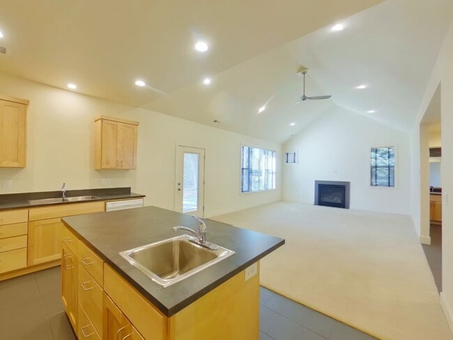 Building Photo - Newer Duplex Near Autzen Stadium - 3Bed/2B...