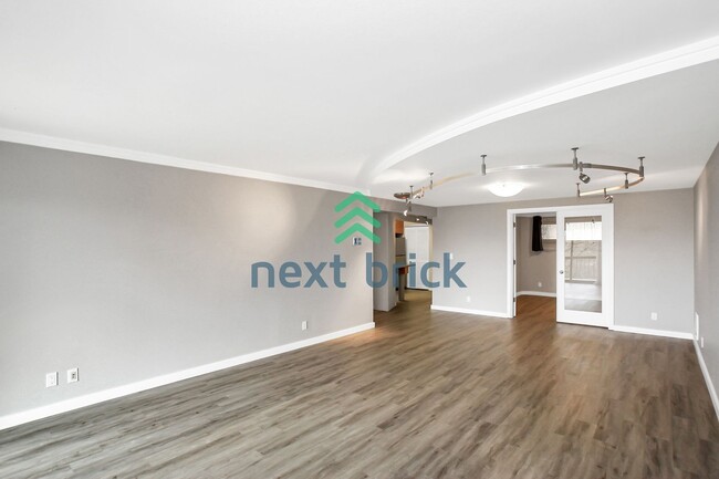 Building Photo - Spacious 2-Bedroom, 1-Bathroom Stylish Hom...