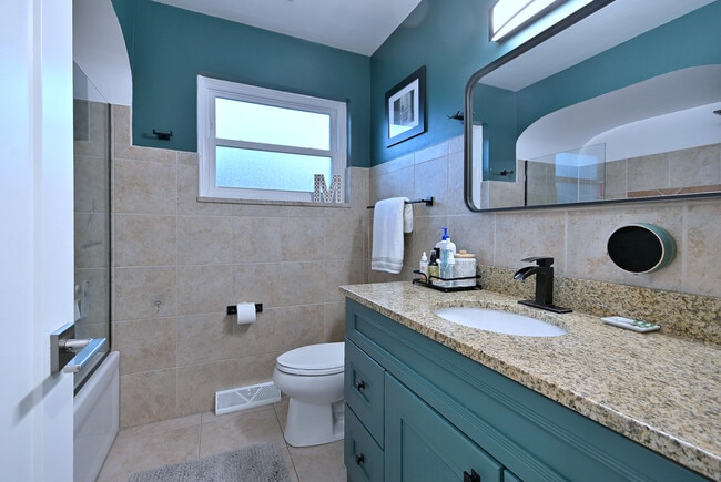 Building Photo - 2307 Edna Ave