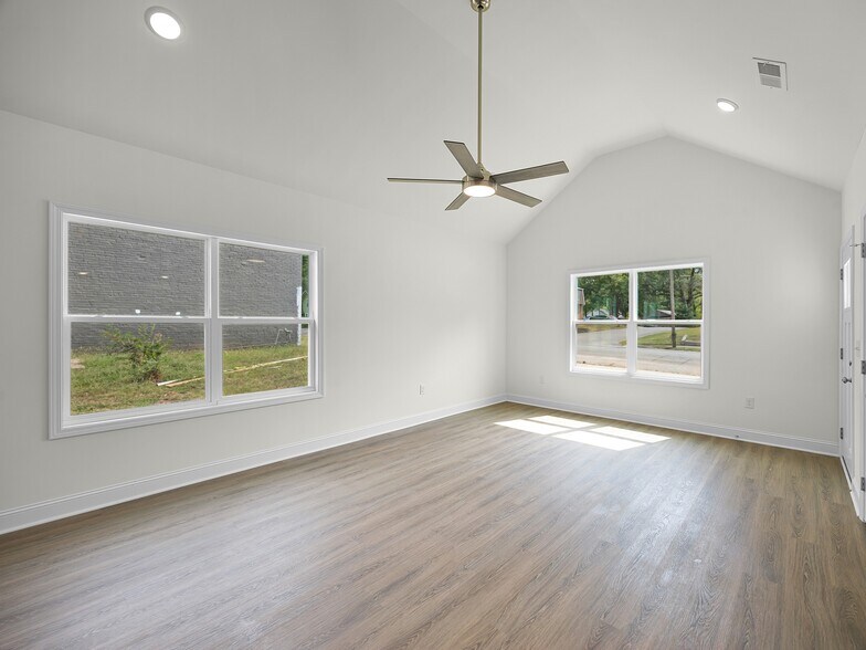 Building Photo - 307 W King St