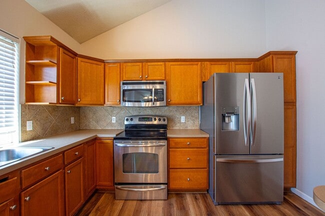 Building Photo - Extremely Spacious 3 Bedroom / 2.5 Bath Home in Bellevue!