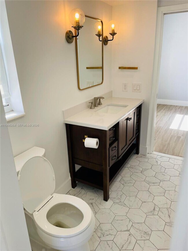 Building Photo - 900 NE 18th Ave