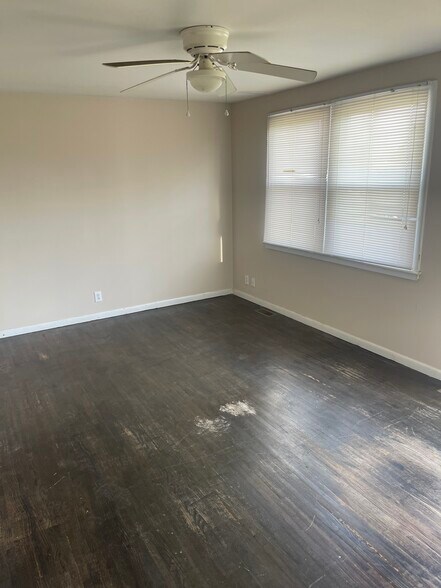 Building Photo - 1190 Rossview Rd