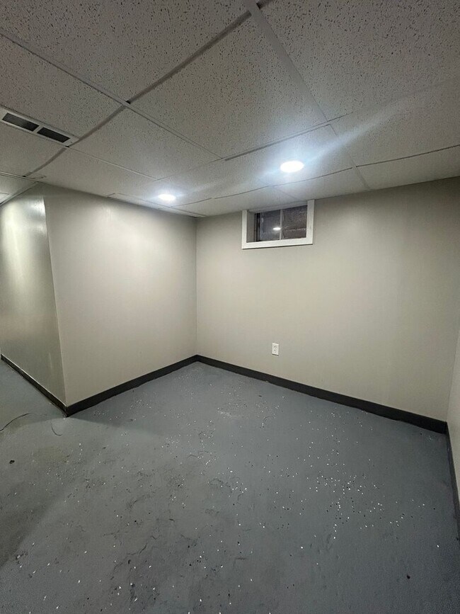 Building Photo - 320 Maclay St