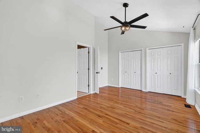 Building Photo - 7123 Gresham Ct E