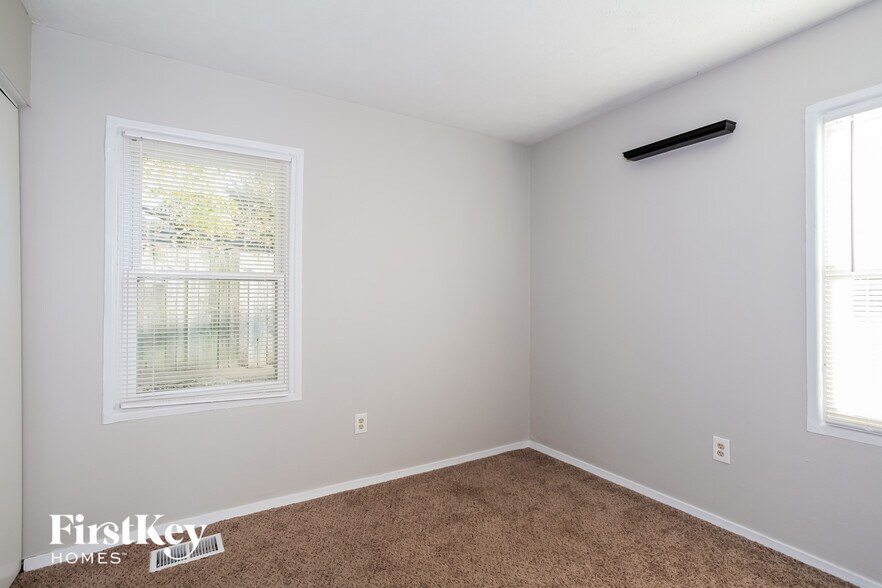 Building Photo - 4880 Hardell Dr