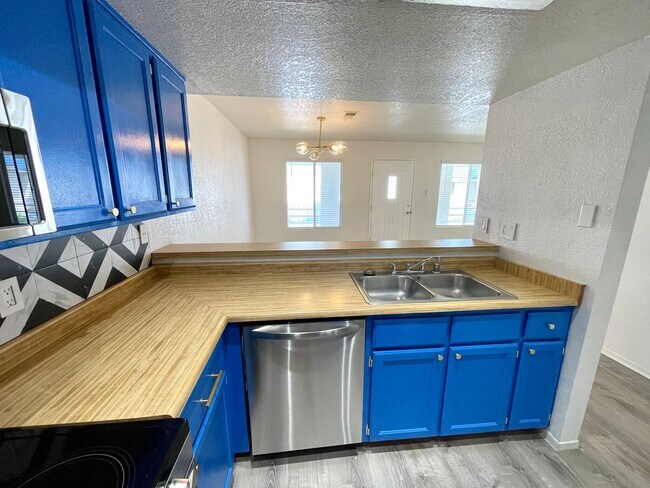 Building Photo - Great 1 Bedroom Condo in the Roadhaven Condos Gated Community!