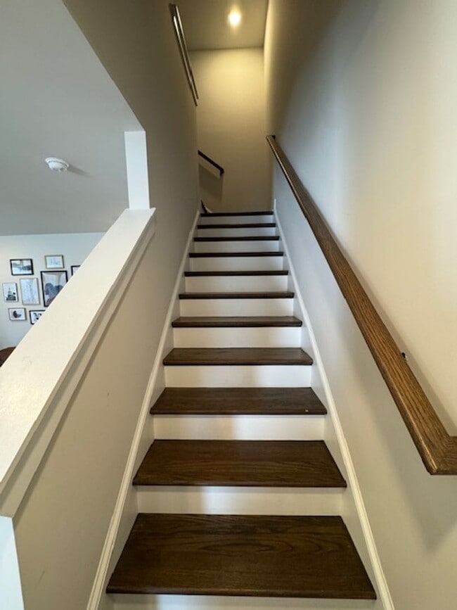 Building Photo - Move In Ready - 3 Bedrooms, 2.5 Baths. Hic...