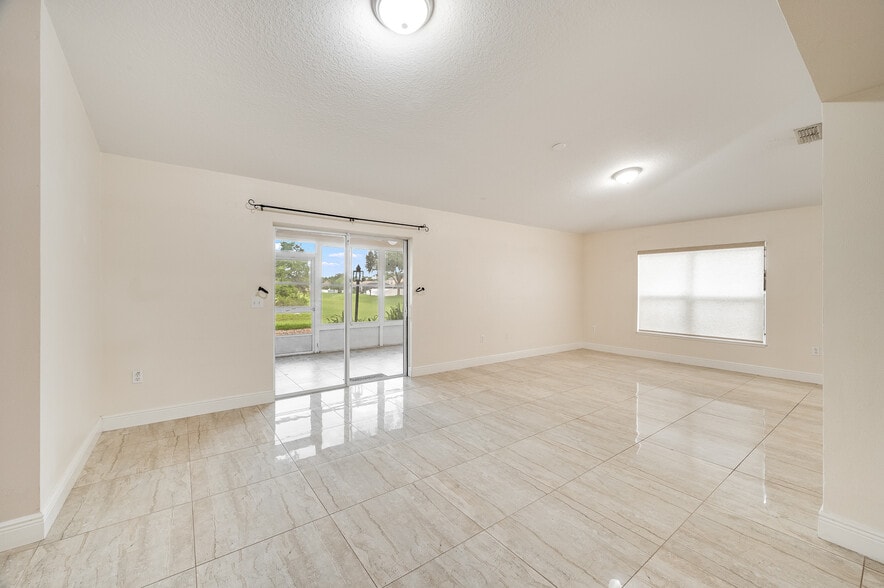 Building Photo - 537 Mason Dr
