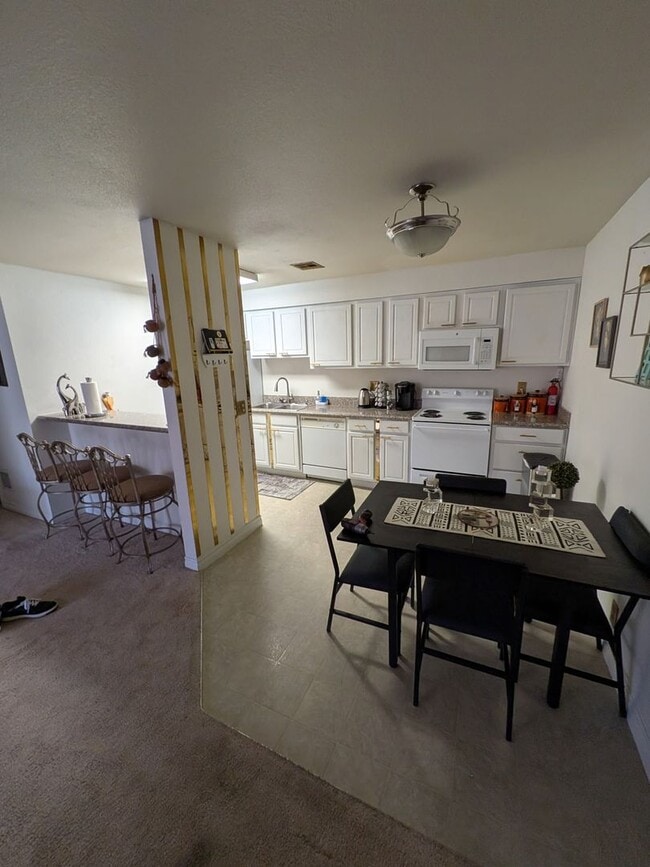 Building Photo - 2 bed 1 bath condo for rent -$1300