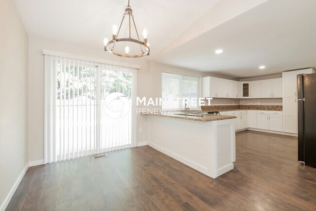 Building Photo - 4 Bedroom Pet-Friendly Home in PUYALLUP, WA with Main Street Renewal