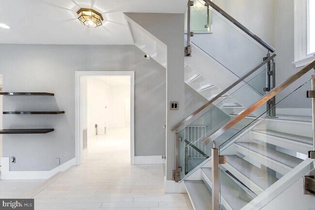 Building Photo - 4611 Charleston Terrace NW