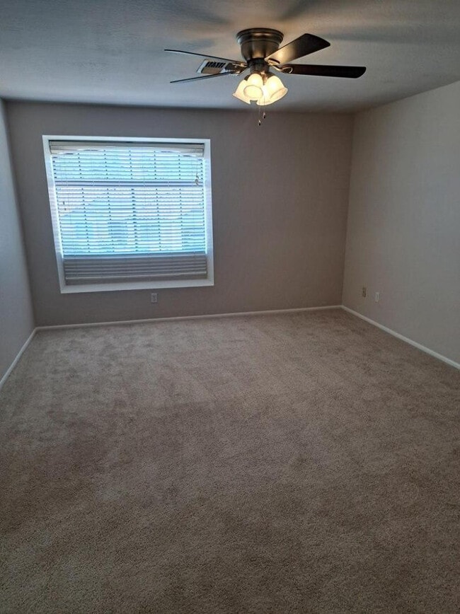 Building Photo - 1443 E Vaughn Ave