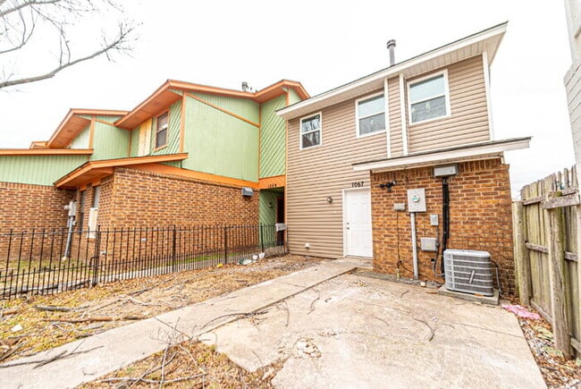 Building Photo - Updated 2-Bed, 1.5-Bath Townhome in NW Nor...