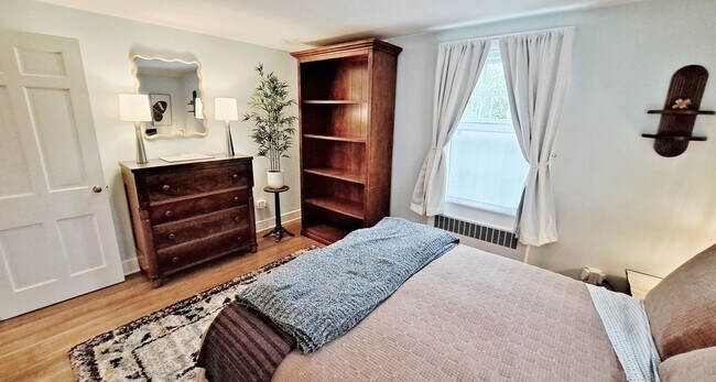 Building Photo - Fully Furnished 4 Bed / 1-1/2 Bath Single Family Home w/2 Car Garage