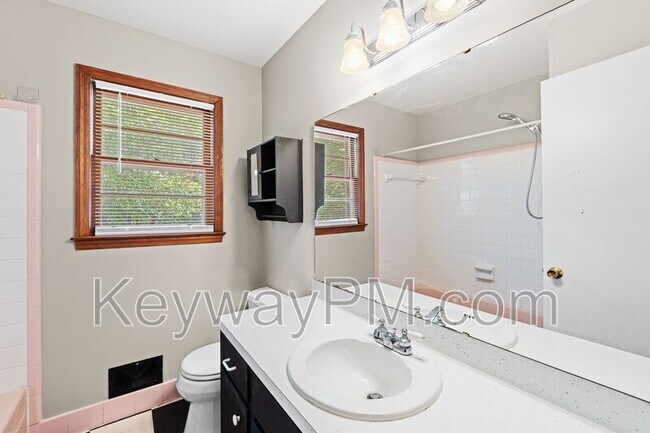 Building Photo - 3301 Westmont Dr