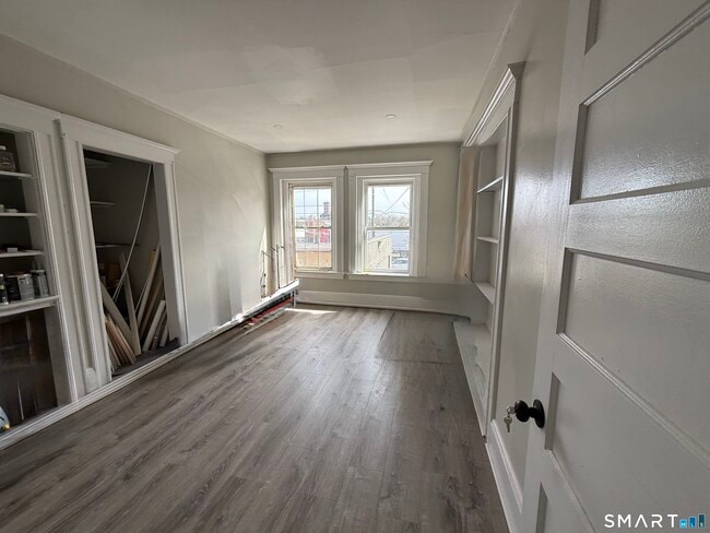 Building Photo - 483 Barnum Ave